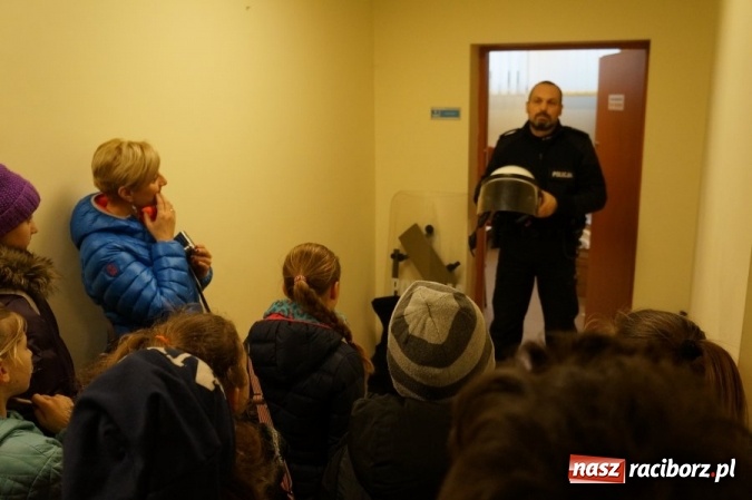 Zdjęcie w galerii na portalu naszraciborz.pl: Uczniowie z Zabełkowa z wizytą u raciborskich stróżów prawa  wiadomości z regionu