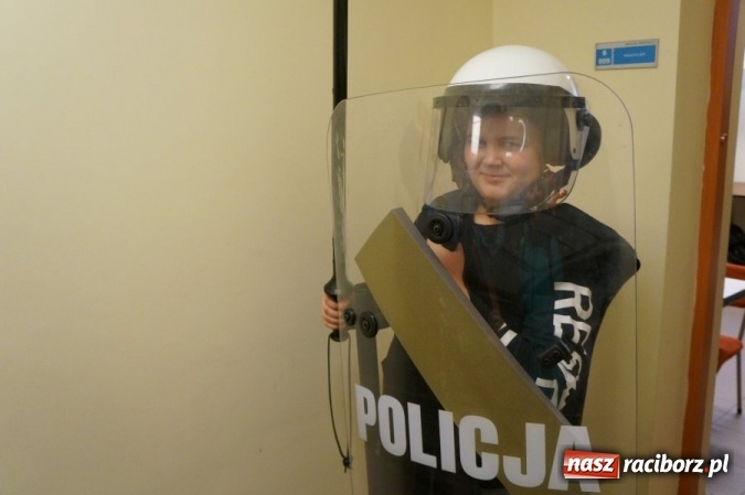Zdjęcie w galerii na portalu naszraciborz.pl: Uczniowie z Zabełkowa z wizytą u raciborskich stróżów prawa  wiadomości z regionu