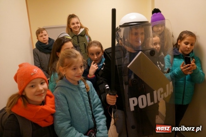Zdjęcie w galerii na portalu naszraciborz.pl: Uczniowie z Zabełkowa z wizytą u raciborskich stróżów prawa  wiadomości z regionu