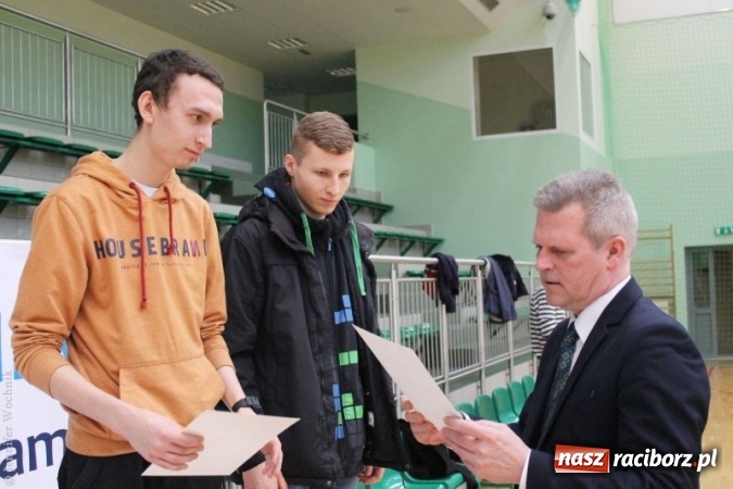 Zdjęcie w galerii na portalu naszraciborz.pl: II Turniej Badmintona Szkół Ponadgimnazjalnych - pierwsze miejsca zagarnięte przez ZSOMS wiadomości z regionu