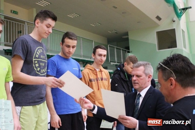 Zdjęcie w galerii na portalu naszraciborz.pl: II Turniej Badmintona Szkół Ponadgimnazjalnych - pierwsze miejsca zagarnięte przez ZSOMS wiadomości z regionu