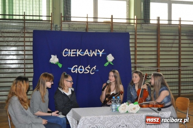 Zdjęcie w galerii na portalu naszraciborz.pl: Dziewczyny z SuperDzieciaka odwiedziły uczniów ZSO w Tworkowie  wiadomości z regionu