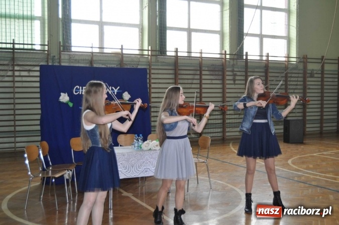 Zdjęcie w galerii na portalu naszraciborz.pl: Dziewczyny z SuperDzieciaka odwiedziły uczniów ZSO w Tworkowie  wiadomości z regionu