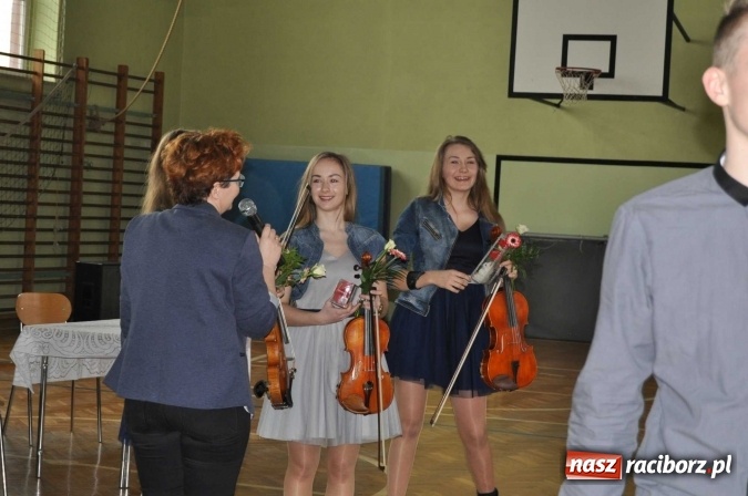 Zdjęcie w galerii na portalu naszraciborz.pl: Dziewczyny z SuperDzieciaka odwiedziły uczniów ZSO w Tworkowie  wiadomości z regionu