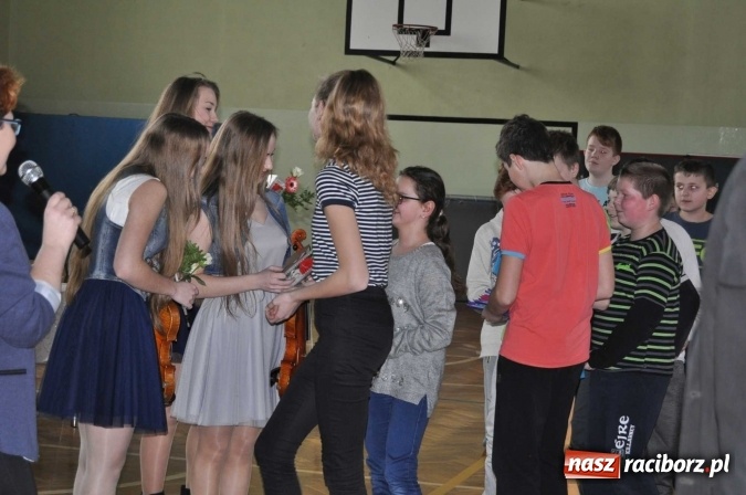 Zdjęcie w galerii na portalu naszraciborz.pl: Dziewczyny z SuperDzieciaka odwiedziły uczniów ZSO w Tworkowie  wiadomości z regionu