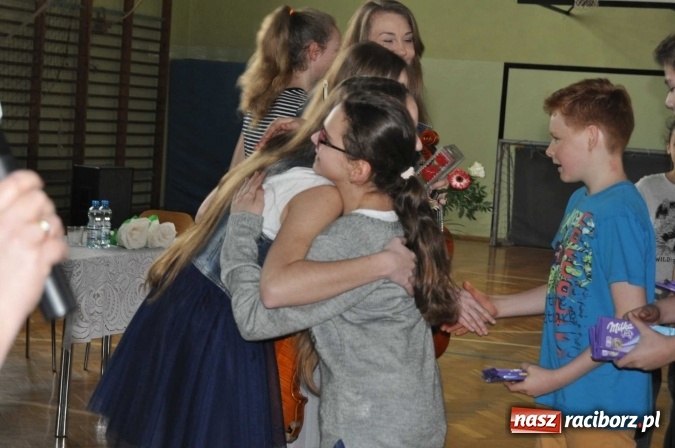 Zdjęcie w galerii na portalu naszraciborz.pl: Dziewczyny z SuperDzieciaka odwiedziły uczniów ZSO w Tworkowie  wiadomości z regionu