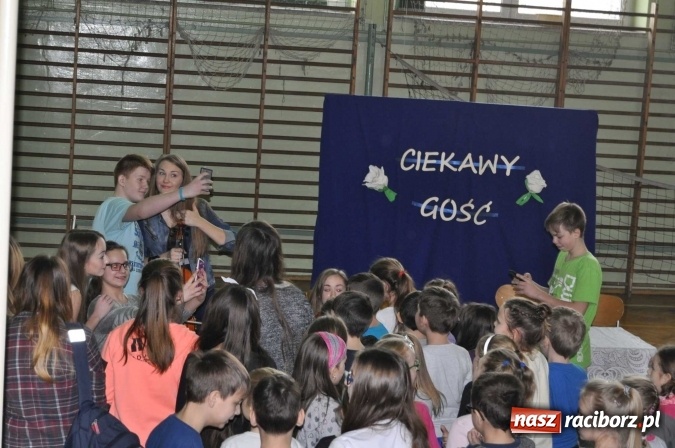 Zdjęcie w galerii na portalu naszraciborz.pl: Dziewczyny z SuperDzieciaka odwiedziły uczniów ZSO w Tworkowie  wiadomości z regionu