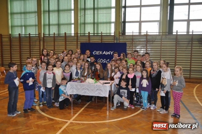 Zdjęcie w galerii na portalu naszraciborz.pl: Dziewczyny z SuperDzieciaka odwiedziły uczniów ZSO w Tworkowie  wiadomości z regionu