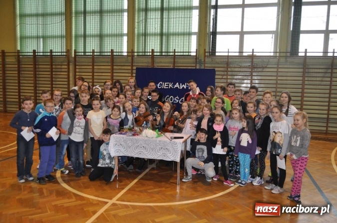 Zdjęcie w galerii na portalu naszraciborz.pl: Dziewczyny z SuperDzieciaka odwiedziły uczniów ZSO w Tworkowie  wiadomości z regionu