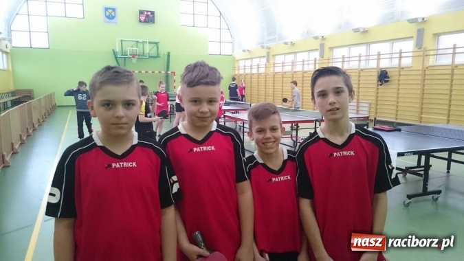 Zdjęcie w galerii na portalu naszraciborz.pl: Powiatowy finał w tenisie stołowym podstawówek. Złoto dla Pawłowa i Krzanowic wiadomości z regionu