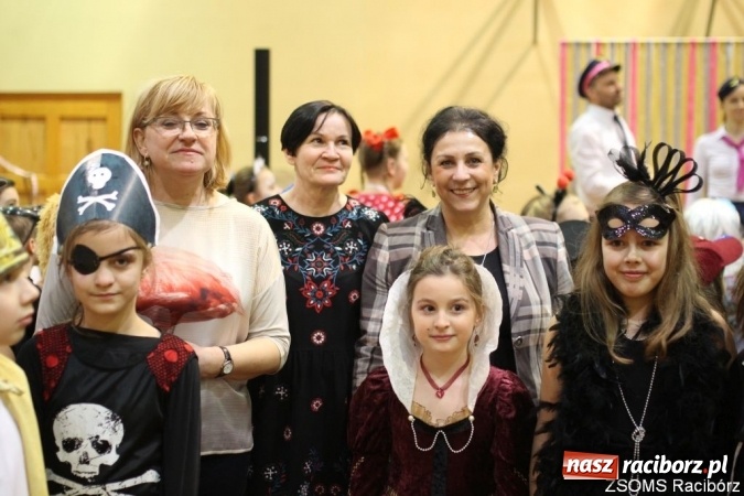 Zdjęcie w galerii na portalu naszraciborz.pl: Kolorowo i bajkowo na balu w ZSOMS wiadomości z regionu