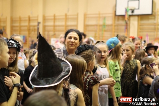Zdjęcie w galerii na portalu naszraciborz.pl: Kolorowo i bajkowo na balu w ZSOMS wiadomości z regionu