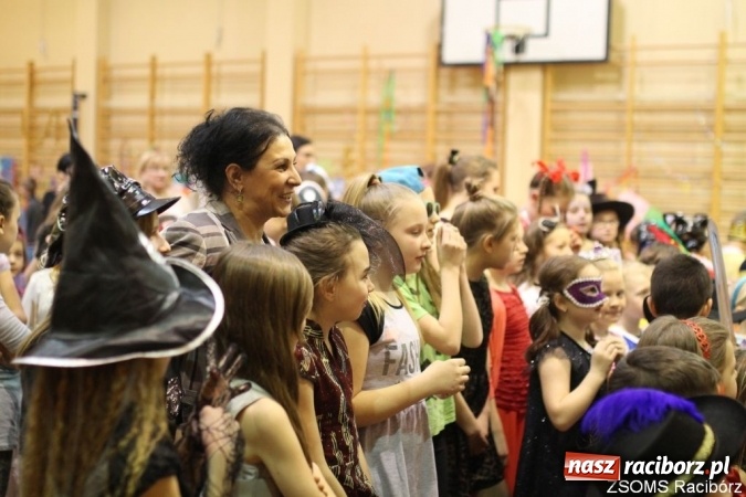 Zdjęcie w galerii na portalu naszraciborz.pl: Kolorowo i bajkowo na balu w ZSOMS wiadomości z regionu