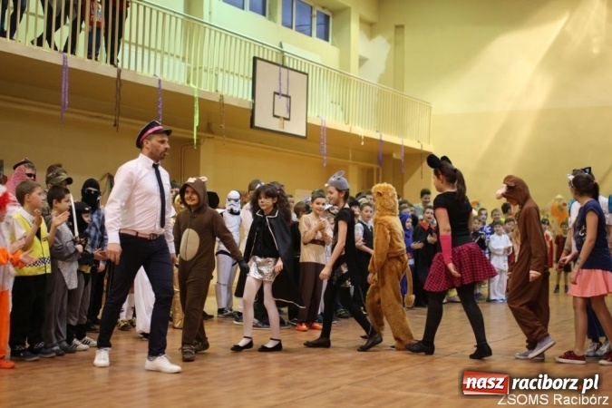 Zdjęcie w galerii na portalu naszraciborz.pl: Kolorowo i bajkowo na balu w ZSOMS wiadomości z regionu