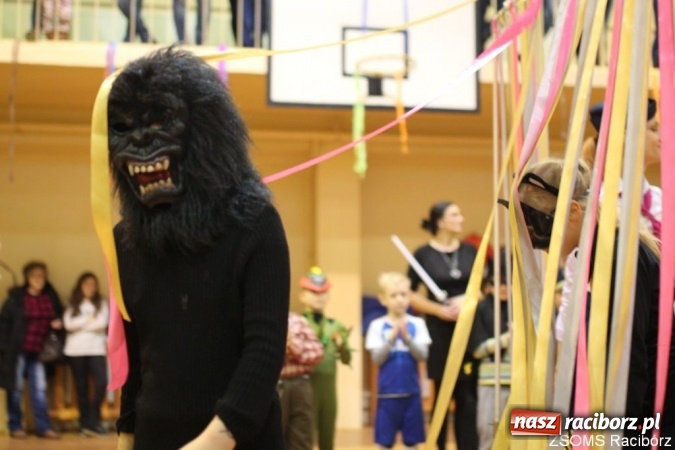 Zdjęcie w galerii na portalu naszraciborz.pl: Kolorowo i bajkowo na balu w ZSOMS wiadomości z regionu