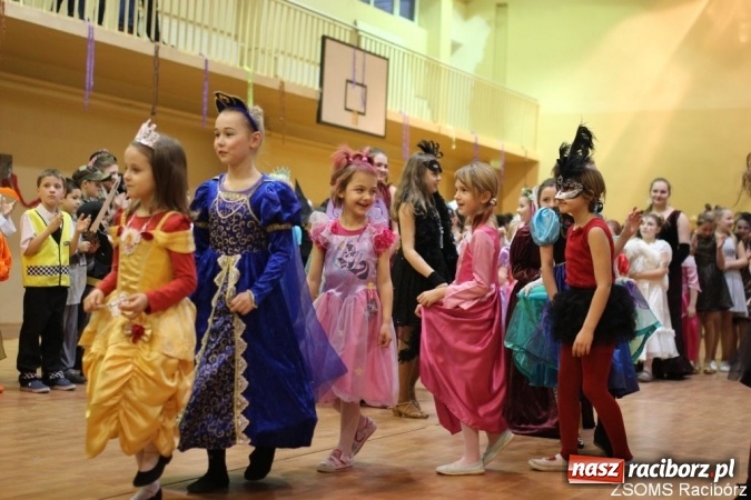 Zdjęcie w galerii na portalu naszraciborz.pl: Kolorowo i bajkowo na balu w ZSOMS wiadomości z regionu