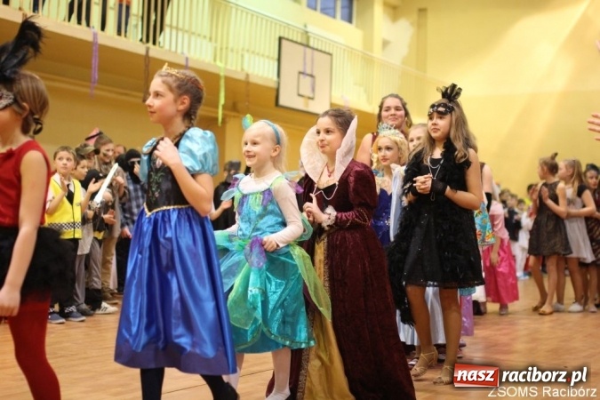 Zdjęcie w galerii na portalu naszraciborz.pl: Kolorowo i bajkowo na balu w ZSOMS wiadomości z regionu