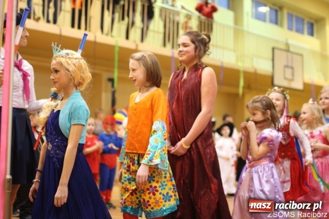 Zdjęcie w galerii na portalu naszraciborz.pl: Kolorowo i bajkowo na balu w ZSOMS wiadomości z regionu