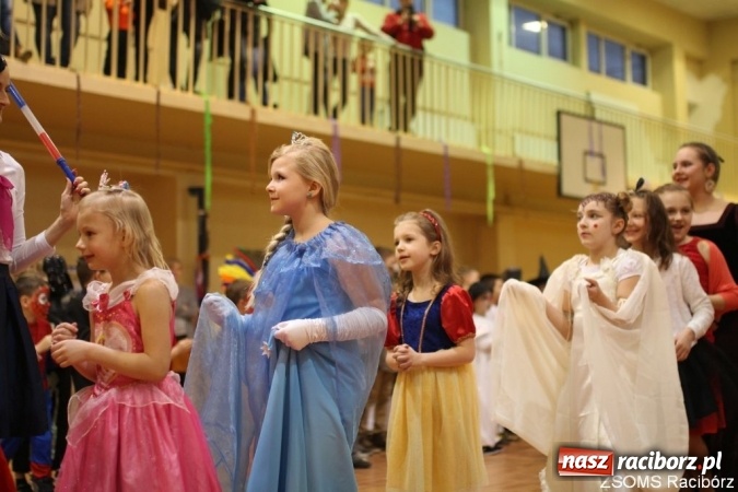 Zdjęcie w galerii na portalu naszraciborz.pl: Kolorowo i bajkowo na balu w ZSOMS wiadomości z regionu