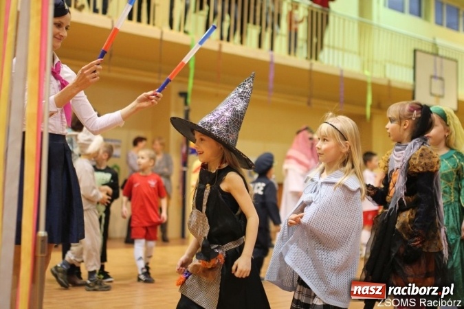 Zdjęcie w galerii na portalu naszraciborz.pl: Kolorowo i bajkowo na balu w ZSOMS wiadomości z regionu