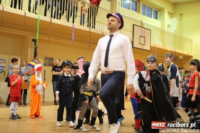 Zdjęcie w galerii na portalu naszraciborz.pl: Kolorowo i bajkowo na balu w ZSOMS wiadomości z regionu