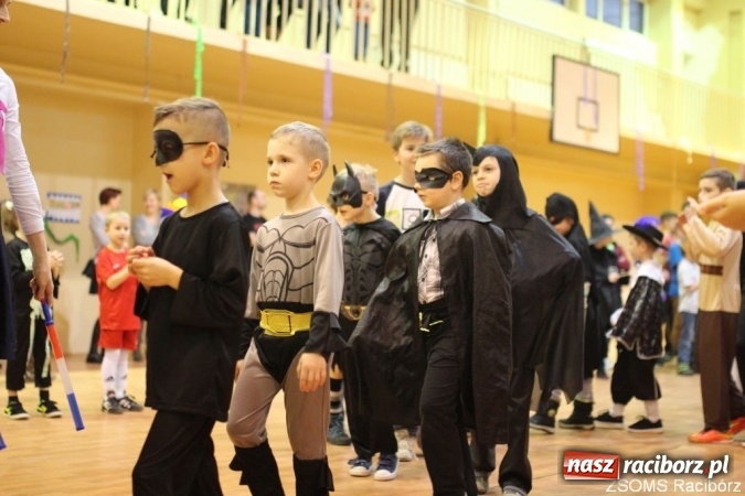 Zdjęcie w galerii na portalu naszraciborz.pl: Kolorowo i bajkowo na balu w ZSOMS wiadomości z regionu