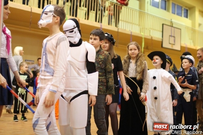 Zdjęcie w galerii na portalu naszraciborz.pl: Kolorowo i bajkowo na balu w ZSOMS wiadomości z regionu
