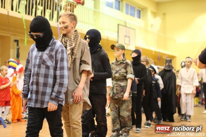 Zdjęcie w galerii na portalu naszraciborz.pl: Kolorowo i bajkowo na balu w ZSOMS wiadomości z regionu