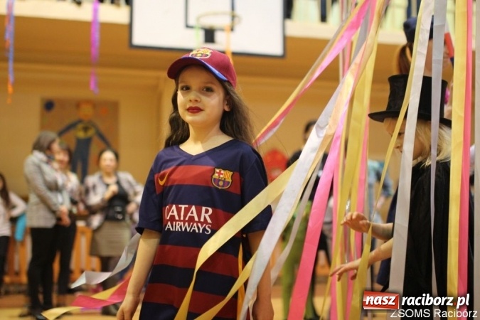 Zdjęcie w galerii na portalu naszraciborz.pl: Kolorowo i bajkowo na balu w ZSOMS wiadomości z regionu