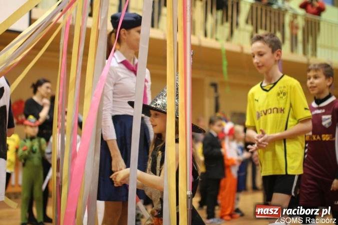 Zdjęcie w galerii na portalu naszraciborz.pl: Kolorowo i bajkowo na balu w ZSOMS wiadomości z regionu