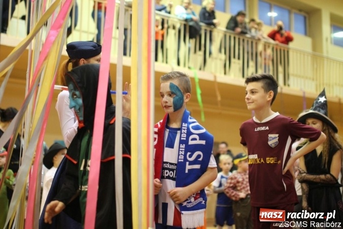 Zdjęcie w galerii na portalu naszraciborz.pl: Kolorowo i bajkowo na balu w ZSOMS wiadomości z regionu