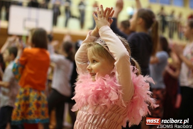 Zdjęcie w galerii na portalu naszraciborz.pl: Kolorowo i bajkowo na balu w ZSOMS wiadomości z regionu