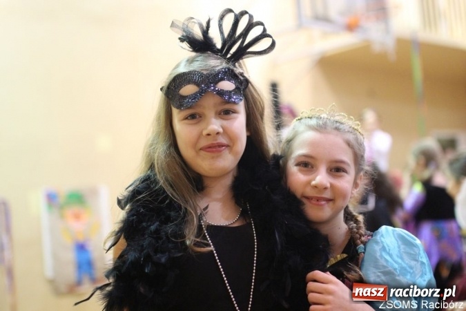 Zdjęcie w galerii na portalu naszraciborz.pl: Kolorowo i bajkowo na balu w ZSOMS wiadomości z regionu