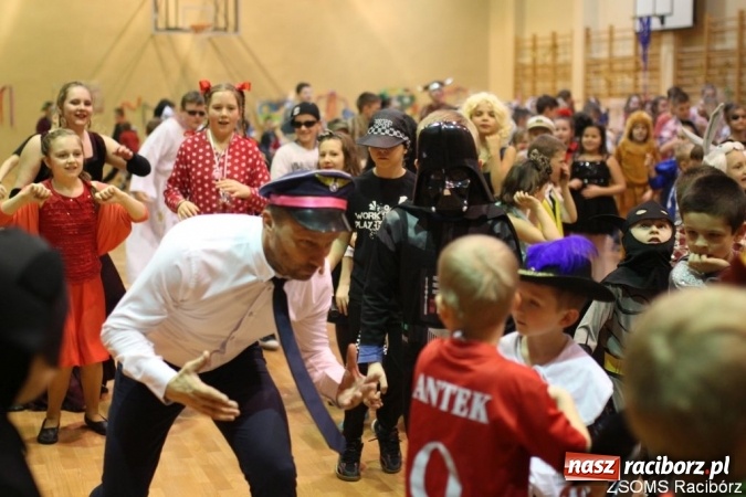 Zdjęcie w galerii na portalu naszraciborz.pl: Kolorowo i bajkowo na balu w ZSOMS wiadomości z regionu