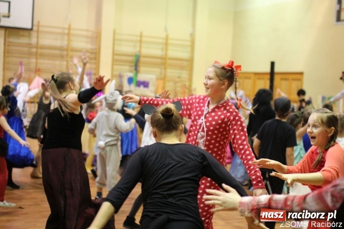 Zdjęcie w galerii na portalu naszraciborz.pl: Kolorowo i bajkowo na balu w ZSOMS wiadomości z regionu