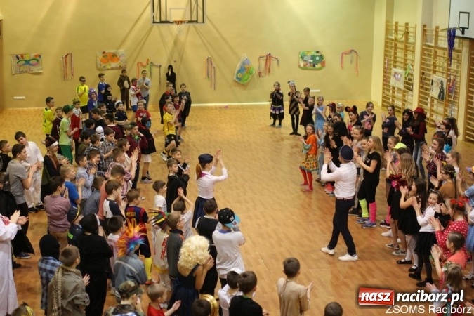 Zdjęcie w galerii na portalu naszraciborz.pl: Kolorowo i bajkowo na balu w ZSOMS wiadomości z regionu