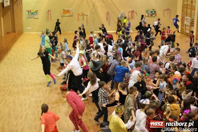 Zdjęcie w galerii na portalu naszraciborz.pl: Kolorowo i bajkowo na balu w ZSOMS wiadomości z regionu