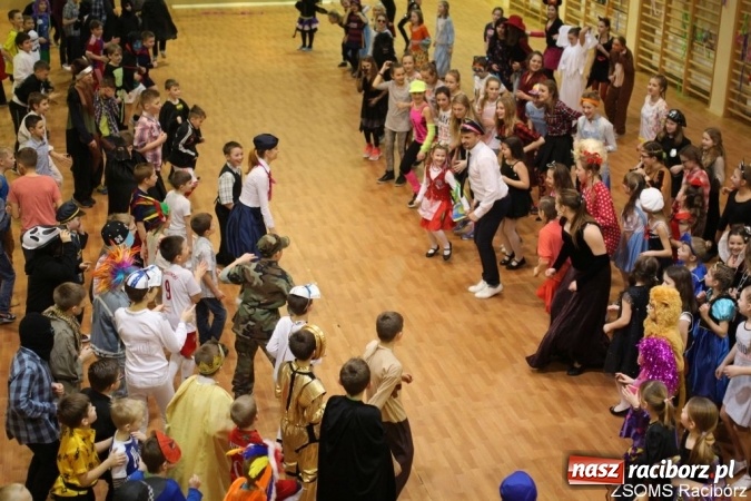 Zdjęcie w galerii na portalu naszraciborz.pl: Kolorowo i bajkowo na balu w ZSOMS wiadomości z regionu