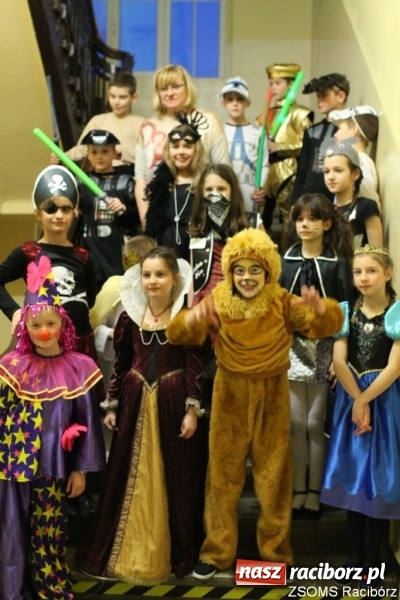Zdjęcie w galerii na portalu naszraciborz.pl: Kolorowo i bajkowo na balu w ZSOMS wiadomości z regionu
