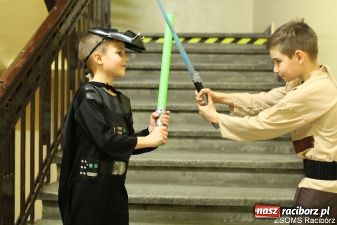 Zdjęcie w galerii na portalu naszraciborz.pl: Kolorowo i bajkowo na balu w ZSOMS wiadomości z regionu