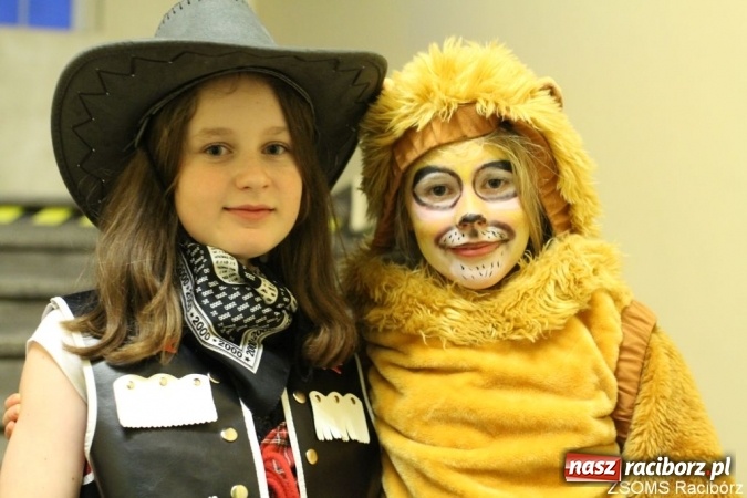 Zdjęcie w galerii na portalu naszraciborz.pl: Kolorowo i bajkowo na balu w ZSOMS wiadomości z regionu