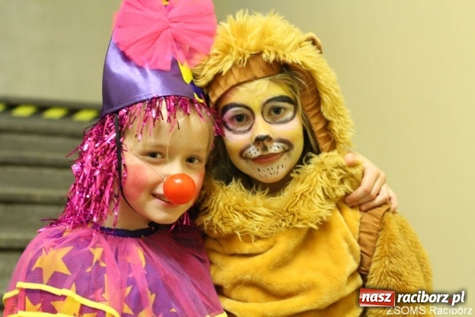 Zdjęcie w galerii na portalu naszraciborz.pl: Kolorowo i bajkowo na balu w ZSOMS wiadomości z regionu