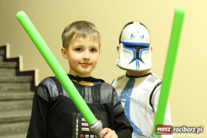 Zdjęcie w galerii na portalu naszraciborz.pl: Kolorowo i bajkowo na balu w ZSOMS wiadomości z regionu