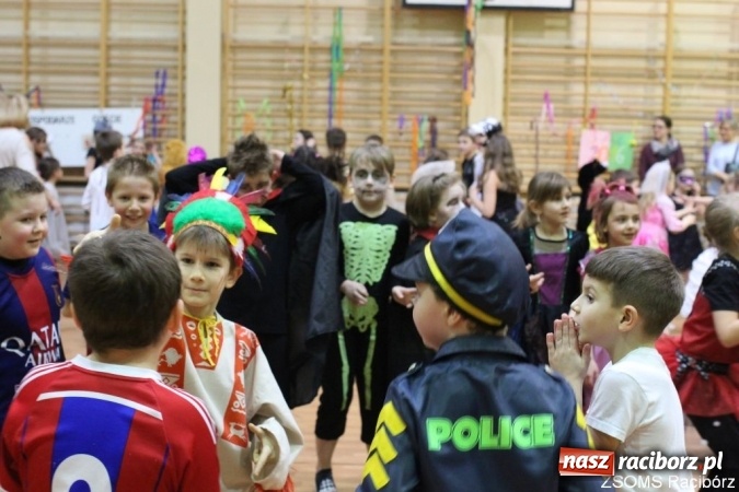 Zdjęcie w galerii na portalu naszraciborz.pl: Kolorowo i bajkowo na balu w ZSOMS wiadomości z regionu