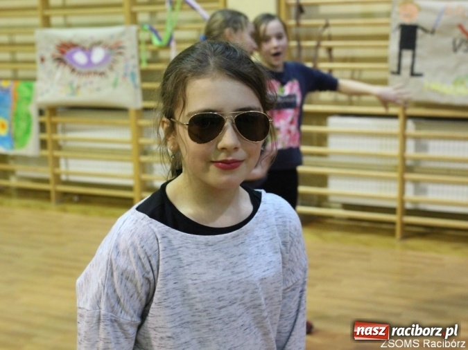 Zdjęcie w galerii na portalu naszraciborz.pl: Kolorowo i bajkowo na balu w ZSOMS wiadomości z regionu