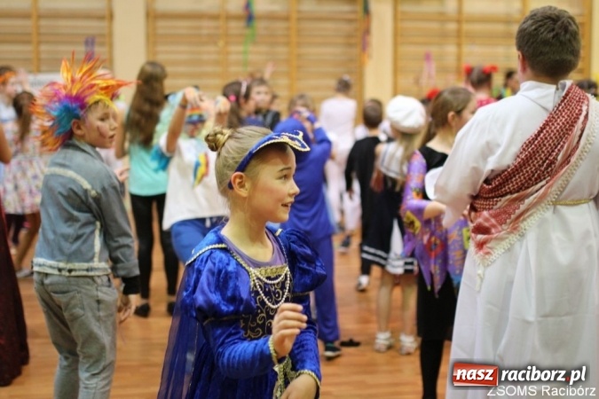 Zdjęcie w galerii na portalu naszraciborz.pl: Kolorowo i bajkowo na balu w ZSOMS wiadomości z regionu