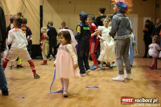 Zdjęcie w galerii na portalu naszraciborz.pl: Kolorowo i bajkowo na balu w ZSOMS wiadomości z regionu