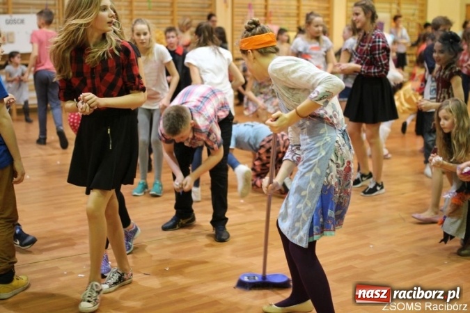 Zdjęcie w galerii na portalu naszraciborz.pl: Kolorowo i bajkowo na balu w ZSOMS wiadomości z regionu