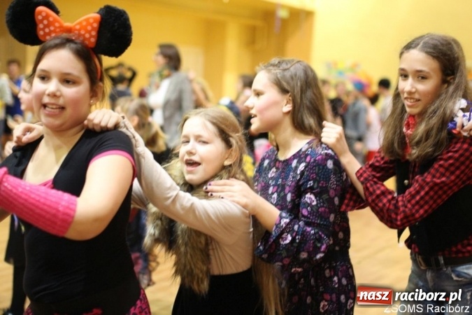 Zdjęcie w galerii na portalu naszraciborz.pl: Kolorowo i bajkowo na balu w ZSOMS wiadomości z regionu