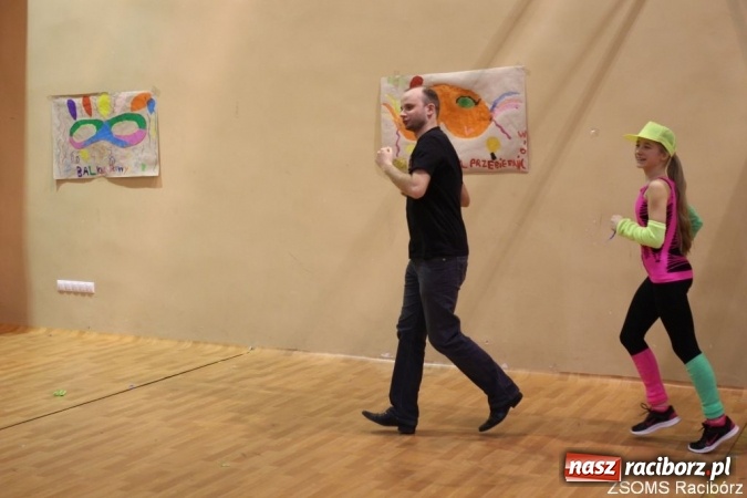 Zdjęcie w galerii na portalu naszraciborz.pl: Kolorowo i bajkowo na balu w ZSOMS wiadomości z regionu